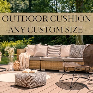 Può includere: Mobili da giardino per esterni con sedie in vimini e un divano. I mobili sono disposti su un ponte in legno con un tappeto bianco e un pouf a motivi. Il testo "OUTDOOR CUSHION - ANY CUSTOM SIZE -" è visualizzato su uno stendardo beige.