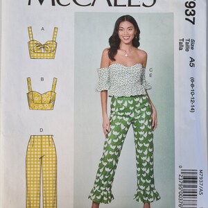 Puede incluir: Patrón de costura McCall's M7937 con una mujer con un top floral con hombros descubiertos y pantalones con estampado de tulipanes. El patrón incluye ilustraciones de un top con lazo, un top floral y pantalones de cuadros. La talla es A5 (6-8-10-12-14).