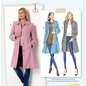 Könnte beinhalten: Ein Schnittmuster für einen langen Mantel mit Knopfleiste und Taschen. Das Schnittmuster umfasst drei verschiedene Stile: einen rosa Mantel mit Kragen, einen hellblauen Mantel mit Kragen und einen grauen Mantel mit Stehkragen. Das Schnittmuster ist für die Größen A/B, C und D Körbchengröße. Das Schnittmuster ist von Butterick und ist auf sewlisette.com erhältlich.