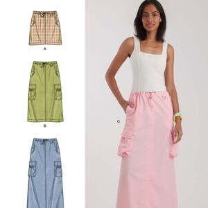 Peut inclure: Un patron de couture pour trois jupes différentes. Le patron s'appelle Simplicity S9891. Les jupes sont une mini-jupe à carreaux, une jupe midi verte et une maxi-jupe rose. Les trois jupes ont des poches cargo et une taille à cordon.