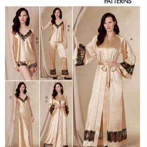Può includere: Un cartamodello per un set di pigiama in satin, che comprende una vestaglia, un top con spalline, pantaloncini e pantaloni. Il cartamodello è di Vogue Patterns ed è etichettato V1834.