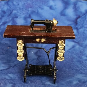 Dollhouse Sewing Machine, Diorama Sewing Machine, Miniature Sewing Machine, Gift for Fashion Student, Gift for Mom, Gift for Grandmother