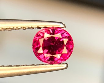Rubí rojo rosado, talla ovalada facetada, Mozambique, 0,55 ct