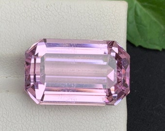 Pedra preciosa Kunzita rosa lavanda: lapidação esmeralda, 26,40 quilates