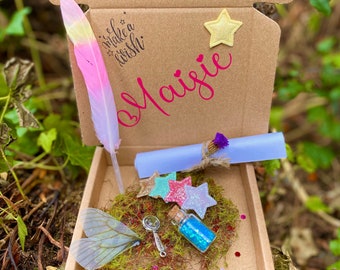 ZAHNFEEN Geschenkbox für Buchstaben - Himmelsfee Kit: Einhornfeder, Feenstaub & Flügel, Haarspange, Goldmünzen-Zahnknopf