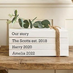 Boekstapel aangepaste familienamen: gepersonaliseerd woondecoratieornament