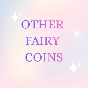 Pode incluir: Um gr&aacute;fico digital com um fundo gradiente pastel de rosa, roxo e amarelo. As palavras "OTHER FAIRY COINS" s&atilde;o escritas em um gradiente de roxo e rosa. Explos&otilde;es de estrelas brancas e brilhos nos cantos.