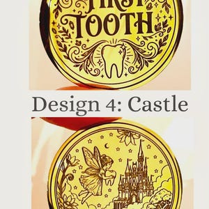Peut inclure: Deux jetons ronds dor&eacute;s. Le jeton sup&eacute;rieur porte les mots "FIRST TOOTH" avec un dessin de dent. Le jeton inf&eacute;rieur pr&eacute;sente une f&eacute;e, un ch&acirc;teau et des champignons. Le texte "Design 4: Castle" est en dessous.