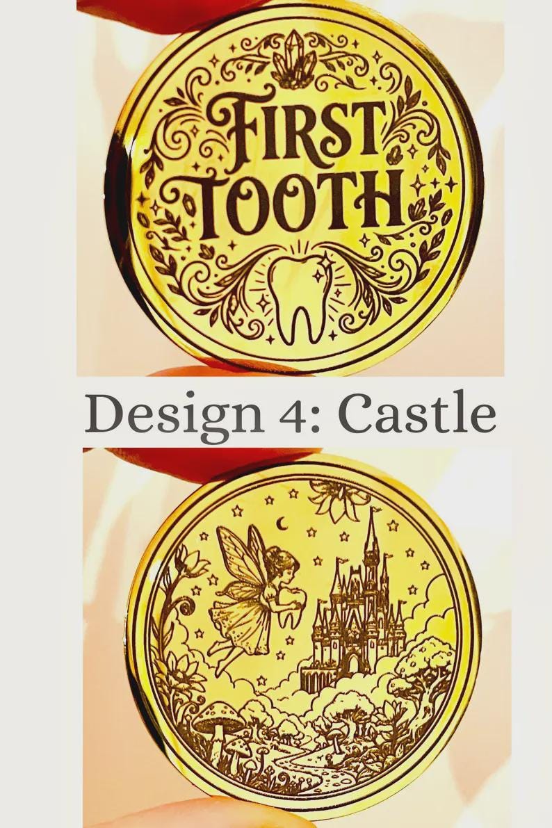 Peut inclure: Deux jetons ronds dor&eacute;s. Le jeton sup&eacute;rieur porte les mots "FIRST TOOTH" avec un dessin de dent. Le jeton inf&eacute;rieur pr&eacute;sente une f&eacute;e, un ch&acirc;teau et des champignons. Le texte "Design 4: Castle" est en dessous.