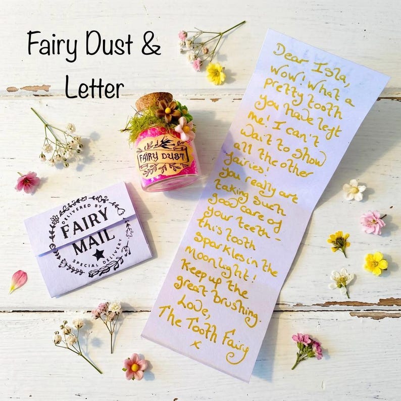 Pode incluir: Uma composi&ccedil;&atilde;o fantasiosa com um pequeno frasco de "P&oacute; de Fada", um envelope em miniatura "Fairy Mail" e uma nota manuscrita. A cena &eacute; adornada com flores delicadas, criando uma est&eacute;tica m&aacute;gica.