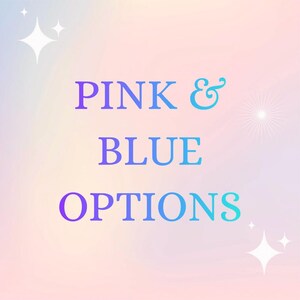 Peut inclure: Graphique num&eacute;rique avec les mots "PINK & BLUE OPTIONS" en d&eacute;grad&eacute; de violet et de bleu. Le fond est un d&eacute;grad&eacute; doux de rose, de bleu et de blanc, avec des accents d'&eacute;toiles et d'&eacute;tincelles.
