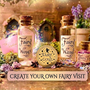 Peut inclure: Une image sur le thème de la fantaisie avec des flacons en verre étiquetés "Fairy Wings", "Fairy Wand" et "Fairy Dust". Une pièce d'or avec un graphisme de fée et le texte "Fairy Gold" est également présente. La phrase "CREATE YOUR OWN FAIRY VISIT" est affichée.