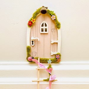 Porta de fadas com escada e banco de fadas para quarto de fadas