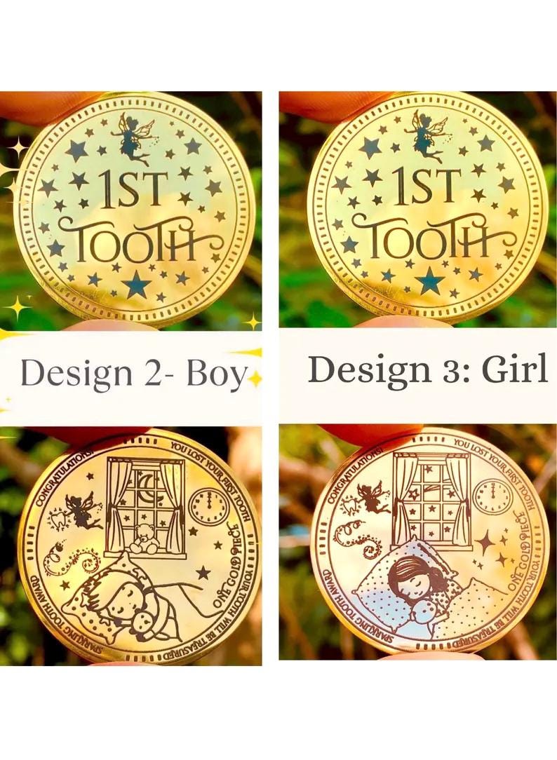 Pode incluir: Moedas comemorativas douradas com o texto "1ST TOOTH" e desenhos de estrelas. Dois designs apresentam uma fada, enquanto os outros dois retratam uma cena do quarto de uma crian&ccedil;a. O texto inclui "Design 2- Boy" e "Design 3: Girl".