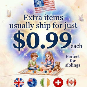 Peut inclure: Illustration de deux enfants jouant avec des blocs color&eacute;s et un ours en peluche. Le texte "Extra items usually ship for just 0,99 $ each" est inclus. Un drapeau am&eacute;ricain est en haut.
