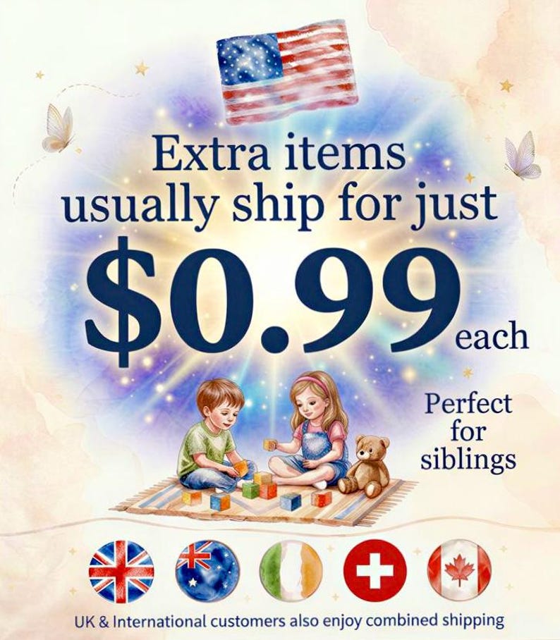 Peut inclure: Illustration de deux enfants jouant avec des blocs color&eacute;s et un ours en peluche. Le texte "Extra items usually ship for just 0,99 $ each" est inclus. Un drapeau am&eacute;ricain est en haut.