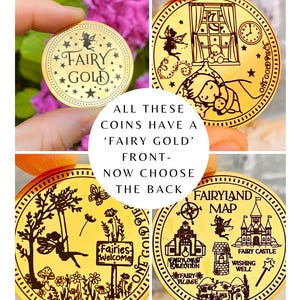 Pode incluir: Moedas douradas com desenhos de fadas. Uma moeda apresenta o texto "FAIRY GOLD" e estrelas. Outras moedas retratam cenas como uma visita de fadas, um jardim e um mapa da terra das fadas. Cada moeda &eacute; rotulada com uma palavra descritiva.
