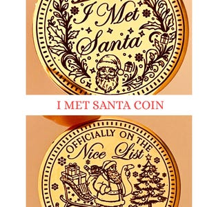 Puede incluir: Moneda navide&ntilde;a dorada con el texto "I Met Santa" y una imagen de Pap&aacute; Noel. La moneda tambi&eacute;n presenta un trineo, campanas y regalos. La segunda moneda dice "Officially on the Nice List, Checked Twice."
