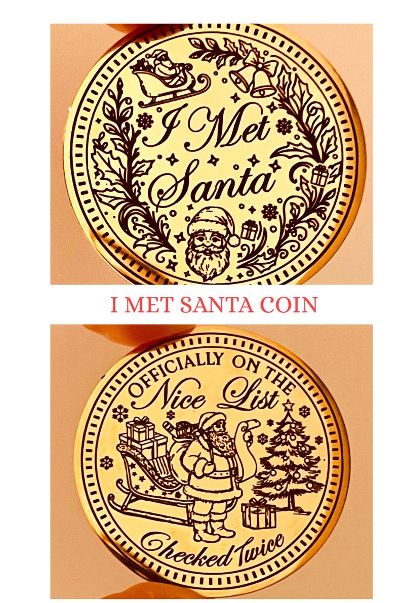 Puede incluir: Moneda navide&ntilde;a dorada con el texto "I Met Santa" y una imagen de Pap&aacute; Noel. La moneda tambi&eacute;n presenta un trineo, campanas y regalos. La segunda moneda dice "Officially on the Nice List, Checked Twice."