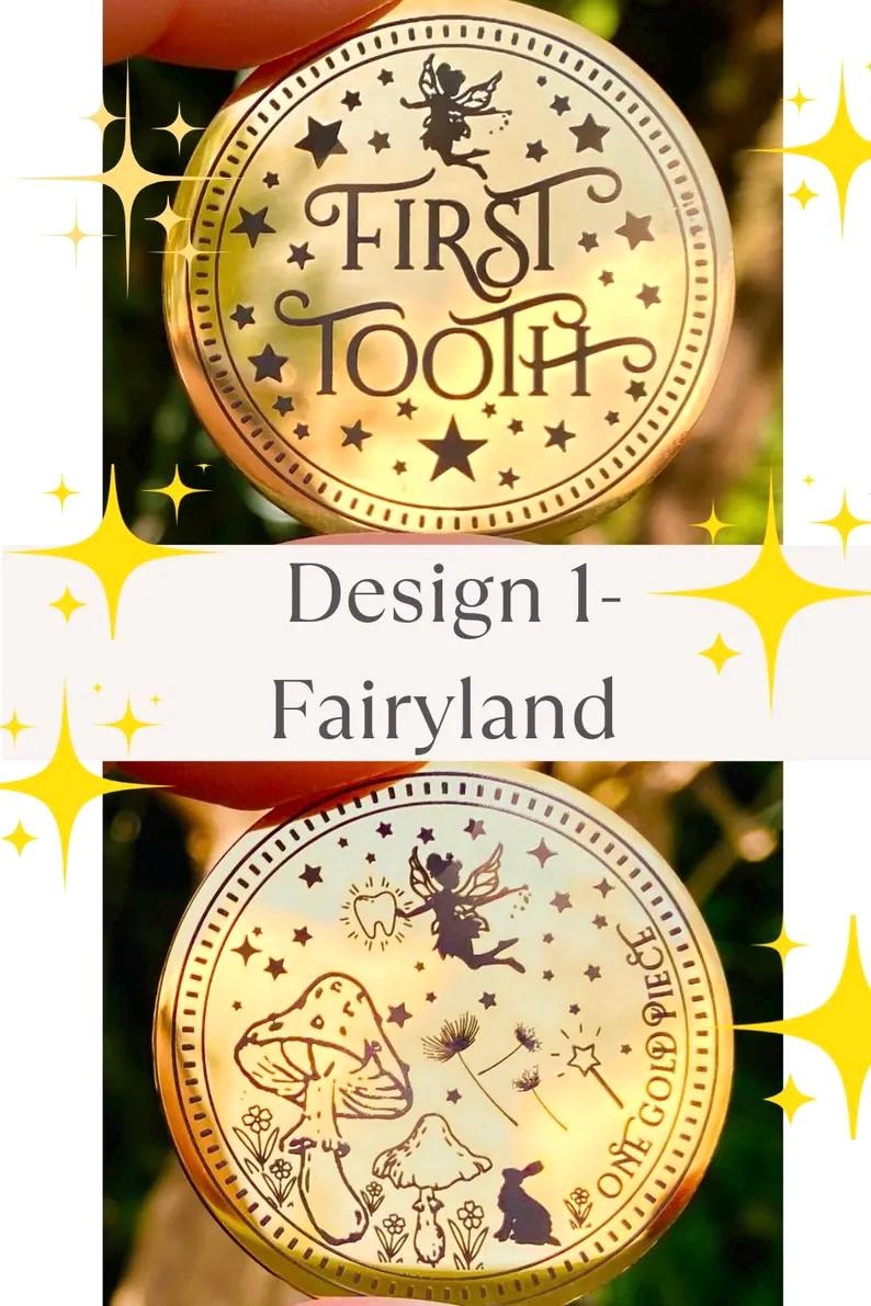 Pode incluir: Moeda dourada com o texto "FIRST TOOTH" e uma ilustra&ccedil;&atilde;o de fada, rodeada por estrelas. A segunda moeda tem uma fada, cogumelos e um coelho. O texto na moeda diz "ONE GOLD PIECE" e "Design 1- Fairyland".