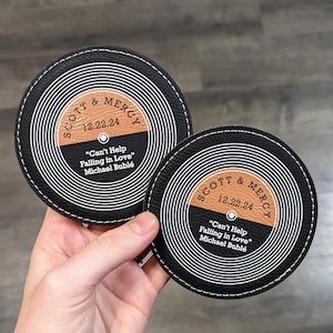 Benutzerdefinierte Hochzeitssong-Untersetzer 360 Vintage inspiriert für die Aufnahme Braut und Bräutigam Kunstleder Getränkeuntersetzer mit personalisierten Paarnamen