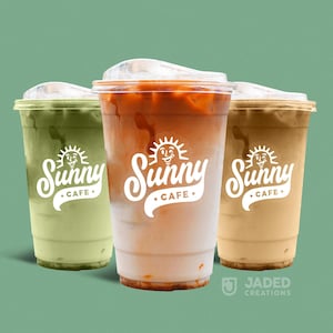 Puede incluir: Tres vasos de plástico transparente llenos de bebidas heladas en colores verde claro, naranja y beige. Cada vaso presenta un logotipo blanco con un icono de sol guiñando un ojo y el texto Sunny CAFE. Los vasos tienen tapas transparentes e incluyen hielo.