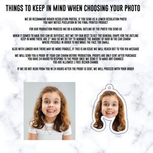 Puede incluir: Imagen con texto: "THINGS TO KEEP IN MIND WHEN CHOOSING YOUR PHOTO." Presenta una foto de un ni&ntilde;o sonriente y un contorno de la cara del ni&ntilde;o para un adorno de coche. El texto proporciona instrucciones para la selecci&oacute;n de fotos y detalles de producci&oacute;n.