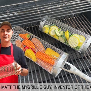 Könnte beinhalten: Zwei zylindrische Grillkörbe mit Gemüse, darunter gelbe Zucchini, Zucchini und Paprika, liegen auf einem Grill. Der Text lautet: HI, I AM MATT THE MYGRILLIE GUY, INVENTOR OF THE GRILLIE.