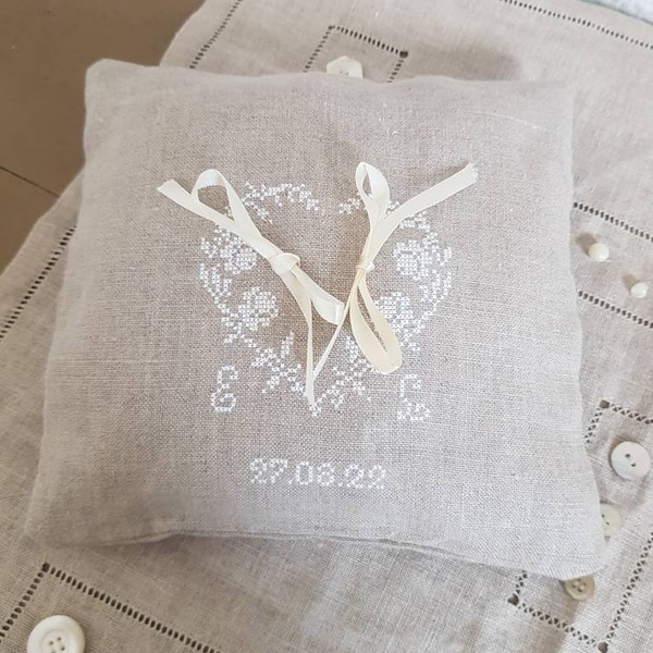 Coussin pour alliances en lin naturel avec rubans en satin crème. Brodé main en blanc.