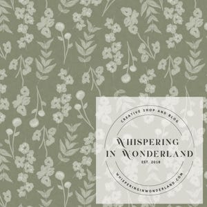 Puede incluir: Un fondo verde con un patrón floral blanco. El texto "WHISPERING IN WONDERLAND EST. 2018 WHISPERINGINWONDERLAND.COM" está en un círculo con las palabras "CREATIVE SHOP AND BLOG" encima del círculo.