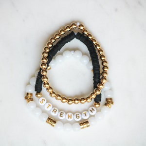 Pulsera de fuerza con letras doradas / Pulsera con palabras / Pulsera con nombre personalizado / Pulsera de cuentas / Pulsera apilable / Pulsera con palabras personalizadas