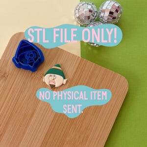 Könnte beinhalten: Ein blauer Kunststoff-Ausstecher und eine kleine Tonfigur in Elfenform. Der Text STL FILE ONLY! und NO PHYSICAL ITEM SENT. ist über das Bild gelegt. Drei kleine silberne Discokugeln befinden sich oben auf dem Holzbrett.
