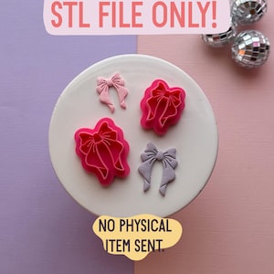 Puede incluir: Vista superior de cuatro cortadores de galletas con forma de lazo en rosa y lavanda sobre una superficie blanca. El texto "STL FILE ONLY!" y "NO PHYSICAL ITEM SENT" se muestra en la imagen.