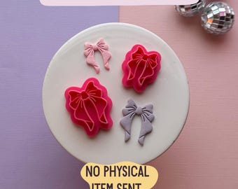 Op de afbeelding: Een bovenaanzicht van vier strikvormige koekjessnijders in roze en lavendel op een wit oppervlak. De tekst "STL FILE ONLY!" en "NO PHYSICAL ITEM SENT" is zichtbaar.