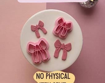 Op de afbeelding: Vier roze plastic koekjesvormen in de vorm van een strik op een wit bord. De tekst "STL FILE ONLY!" staat in een rood kader boven het bord. De tekst "NO PHYSICAL ITEM SENT" staat in een geel kader onder het bord.