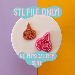 Può includere: Due stampini per biscotti a forma di zucca, uno arancione e uno rosa, con un volto da cartone animato e un cappello a punta. Il testo STL FILE ONLY! e NO PHYSICAL ITEM SENT. è visualizzato in bolle azzurre sopra una base circolare bianca.
