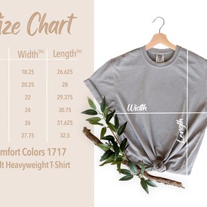 Puede incluir: Tabla de tallas para una camiseta en tallas S a 3XL. La tabla muestra el ancho y la longitud de la camiseta en pulgadas. La camiseta es una Comfort Colors 1717 Adult Heavyweight T-Shirt.
