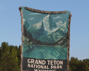 Couverture du parc national de Grand Teton - Jeté tissé avec art reflet de la montagne - Style affiche WPA rétro Wyoming Décoration d'intérieur