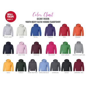 Puede incluir: Carta de colores de sudaderas con capucha Gildan 18500B para j&oacute;venes, de mezcla pesada, en varios colores, incluyendo gris deportivo, blanco, azul real, morado, rojo, naranja, marino, rosa claro, granate y m&aacute;s. El logotipo de Sofia & Penelope Sports es visible.
