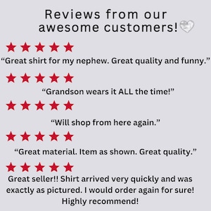 Puede incluir: Fondo gris claro con el texto "Reviews from our awesome customers!" y un icono de coraz&oacute;n. Debajo, rese&ntilde;as de clientes con valoraciones de estrellas rojas. Las rese&ntilde;as mencionan la calidad, el ajuste y el servicio del vendedor.