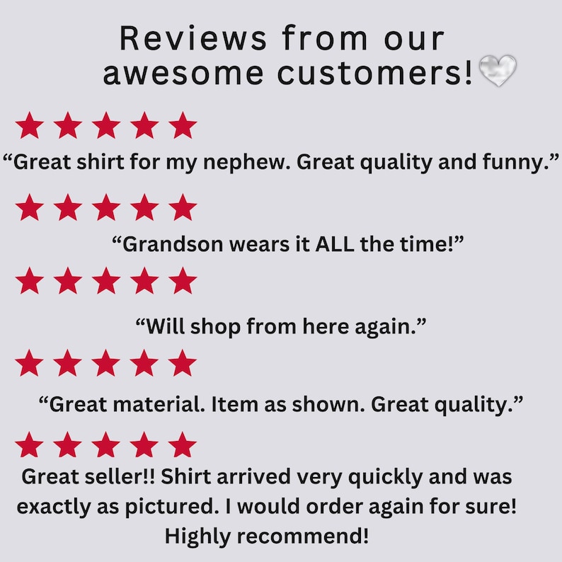 Op de afbeelding: Lichtgrijze achtergrond met de tekst "Reviews from our awesome customers!" en een harticoon. Klantenbeoordelingen met rode sterren tonen positieve feedback over de kwaliteit en pasvorm van een product.