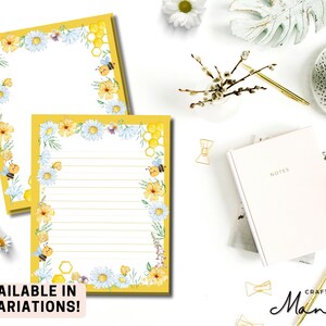 Pode incluir: Duas folhas de papelaria amarelas com desenhos florais e de abelhas. A folha superior está em branco, enquanto a folha inferior tem linhas. As bordas apresentam flores amarelas, margaridas brancas e abelhas de desenho animado. O texto "AVAILABLE IN 2 VARIATIONS!" está na parte inferior.