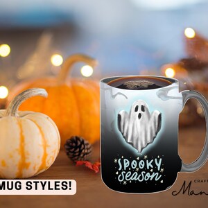 Könnte beinhalten: Eine schwarz-weiße Farbe wechselnde Tasse mit einem Geistermotiv und dem Text "Spooky Season". Die Tasse steht auf einem Tisch mit Kürbissen und Herbstdekorationen.