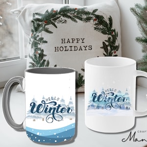 Könnte beinhalten: Zwei weiße Keramikbecher mit Wintermotiv. Ein Becher hat ein blaues und weißes Aquarelldesign mit dem Text "Hello Winter" und der andere Becher hat einen grauen Rand und ein blaues und weißes Aquarelldesign mit dem Text "Hello Winter".