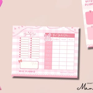 Peut inclure: Un planificateur hebdomadaire rose et blanc avec un motif vichy. Le planificateur comprend des sections pour une liste d'objectifs, la planification des repas et un menu hebdomadaire. Le texte "This Week's Menu" et "Meal Planner" sont visibles.