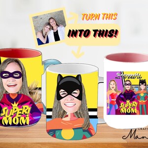 Könnte beinhalten: Zwei weiße Keramikbecher mit roten und rosafarbenen Innenrändern. Ein Becher zeigt ein Cartoon-Bild einer Frau in einem Superhelden-Kostüm mit dem Text "Super Mom" in einer bunten Grafik. Der andere Becher zeigt ein Cartoon-Bild von drei Frauen in Superhelden-Kostümen mit dem Text "Unstoppable All Day Every Day Super Mom".