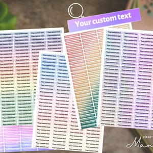 Op de afbeelding: Een vel met kleurrijke, aanpasbare labels met de tekst "Your custom text" gedrukt op elk label. De labels zijn gerangschikt in rijen en kolommen, en elk label heeft een andere pastelkleur.