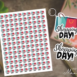 Peut inclure: Une feuille d'autocollants avec un motif répétitif de sacs de shopping avec le texte "Shopping Day!" en noir. Les autocollants sont sur un fond blanc.