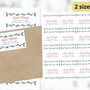 Peut inclure: Une feuille de papier blanc avec 12 étiquettes d'adresse de Noël représentant une guirlande de houx verte avec des baies rouges. Les étiquettes sont imprimées avec le texte "Laura Mitchell" et "1234 YOUR LANE ANYWHERE, CA 90210". Le texte "2 tailles !" est imprimé en jaune sur fond blanc.