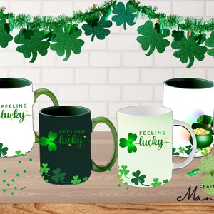 Könnte beinhalten: Vier weiße Keramikbecher mit grünen Griffen. Jeder Becher hat ein grünes Kleeblatt-Design und den Text "Feeling lucky" in Schwarz. Die Becher stehen auf einer Holzoberfläche mit grünem Konfetti.